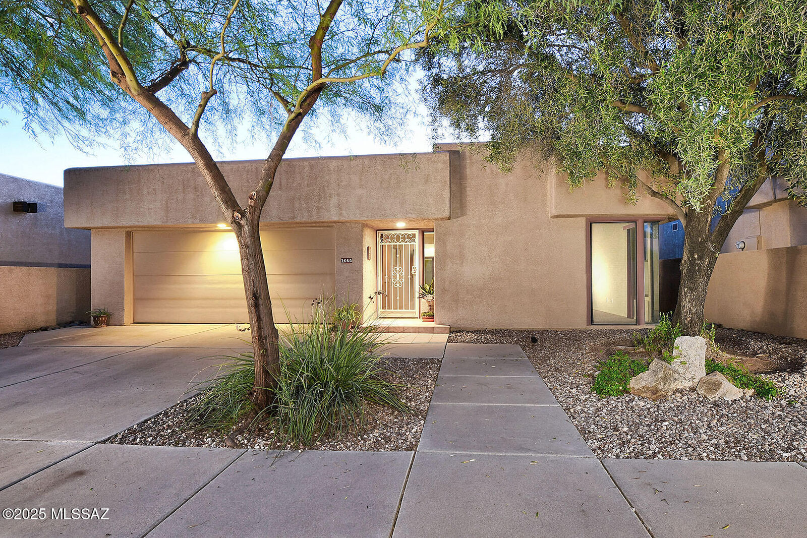 Property Photo: 3660 N Royal Prince Court AZ 85719