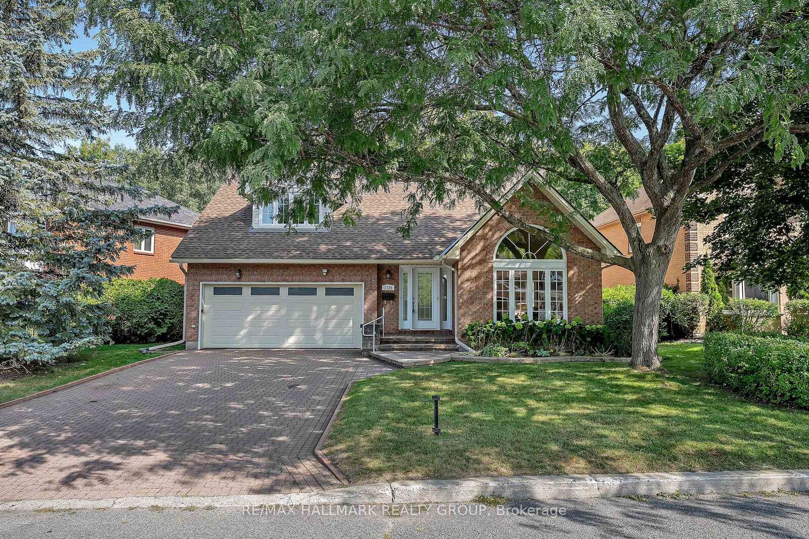Property Photo: 1725 Autumn Ridge Drive ON K1C 6Z1