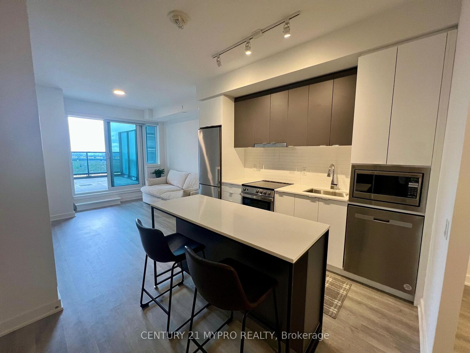 Property Photo:  30 Upper Mall Way A809  ON L4J 0L7