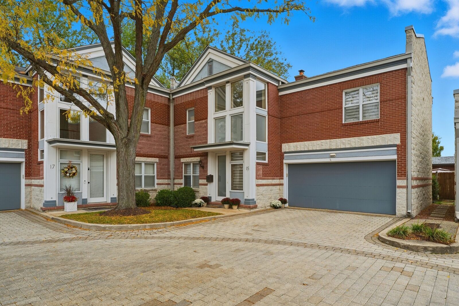 Property Photo:  15 Manchester Lane  IL 60126 