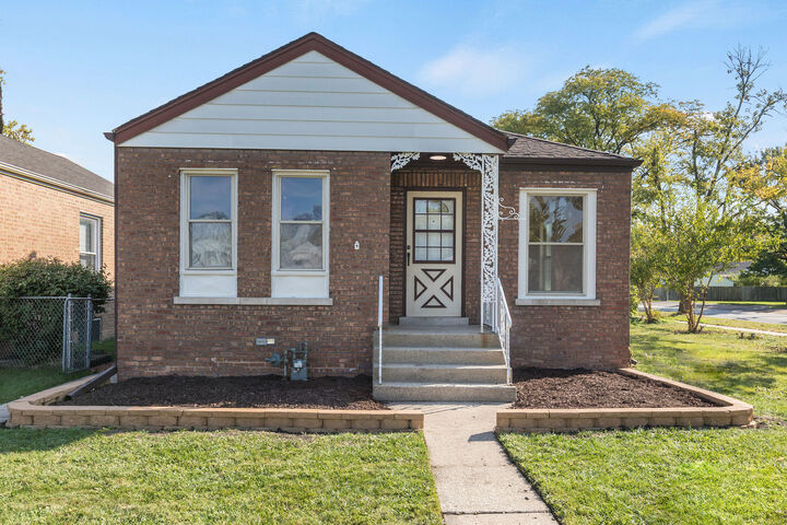 Property Photo: 723 Balmoral Avenue IL 60154