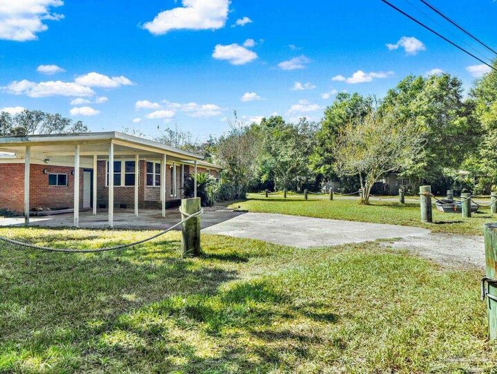Property Photo: 307 Lakewood Rd FL 32507