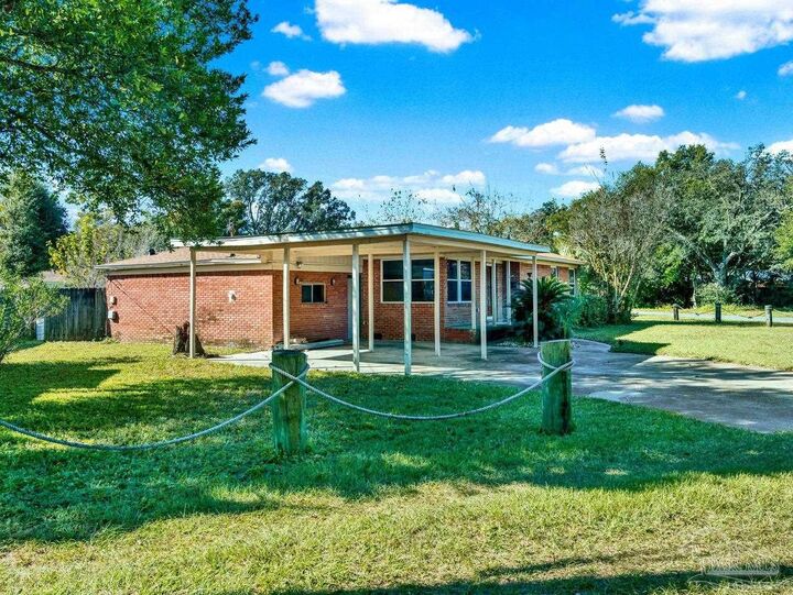 Property Photo:  307 Lakewood Rd  FL 32507 