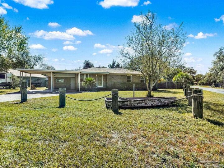 Property Photo: 307 Lakewood Rd FL 32507