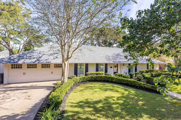 Property Photo: 4843 Sweetbriar St LA 70808