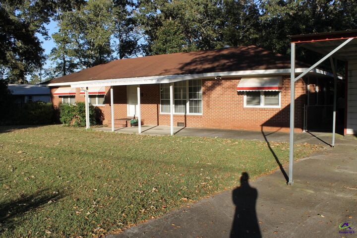 Property Photo:  102 Dennis Drive  GA 31093 