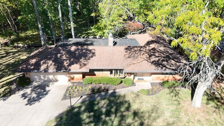 Property Photo: 2300 Hoxton Court OH 43220