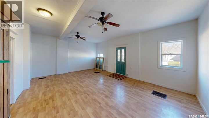 Property Photo:  827 15th Avenue  SK S4N 0V2
