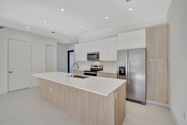 Property Photo:  4208 NE 7th Ter 8  FL 33334
