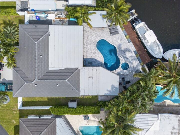 Property Photo:  160 SE 3rd Ct  FL 33060