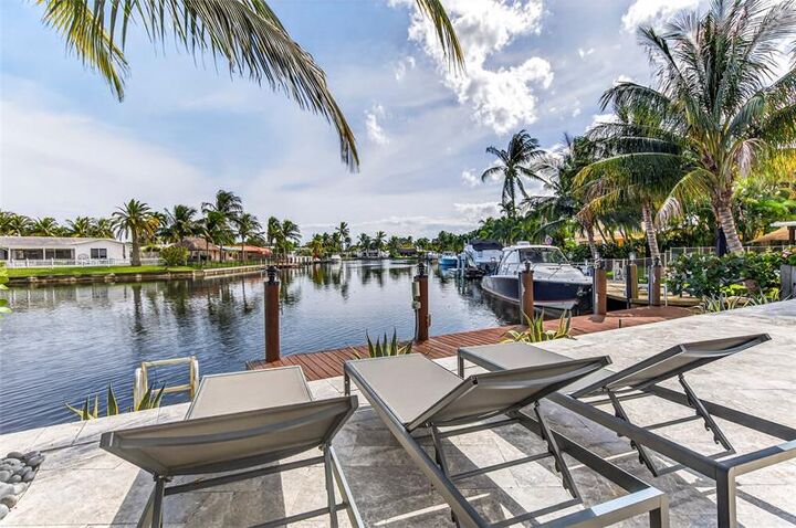 Property Photo:  160 SE 3rd Ct  FL 33060