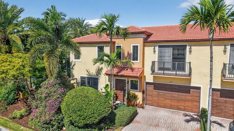 Property Photo:  1747 NE 12th St 1747  FL 33304