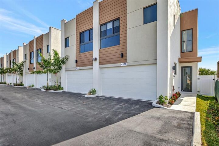 Property Photo:  4208 NE 7th Ter  FL 33334