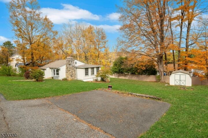Property Photo:  9 Woodland Trl  NJ 07871