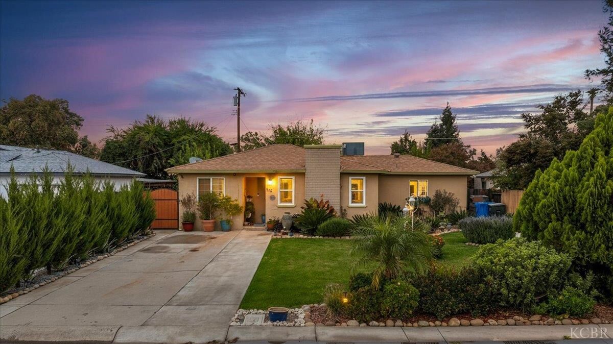 Property Photo:  912 E Cypress Avenue  CA 93292