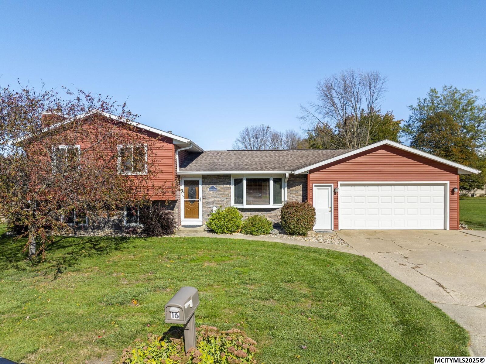 Property Photo:  16 Lexington Sq  IA 50401 