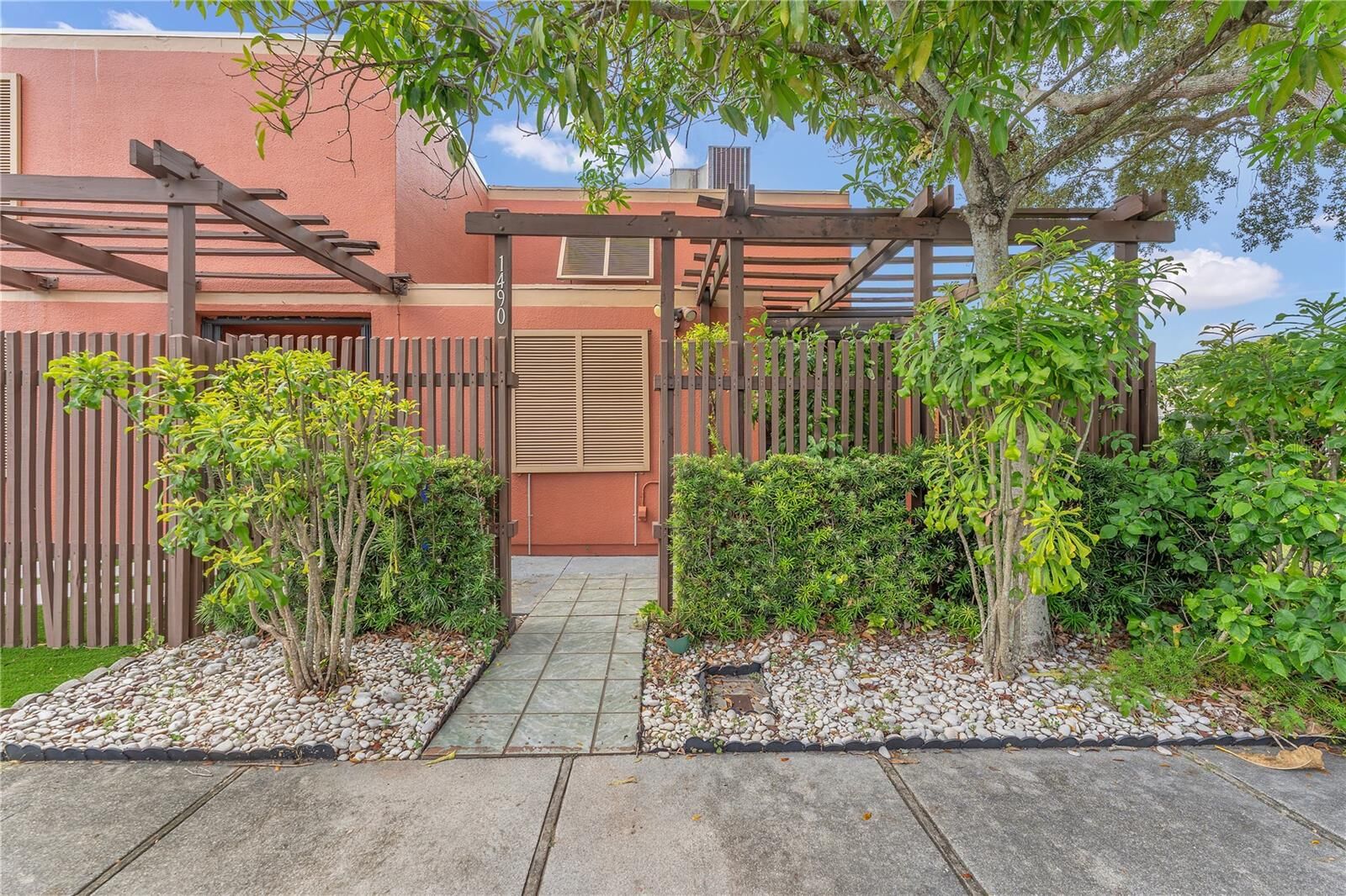 Property Photo:  1490 Laguna Lane  FL 33026