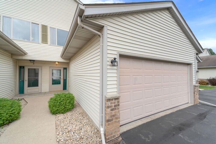 Property Photo:  916 Roseland Dr 3  WI 53040