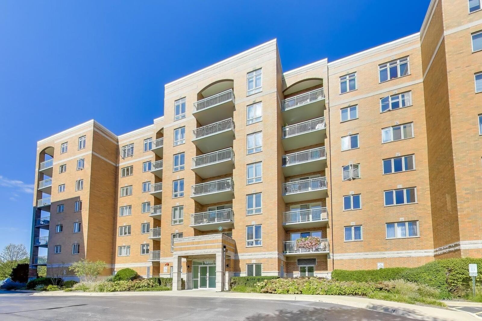 Property Photo: 6815 N Milwaukee Avenue 506 IL 60714