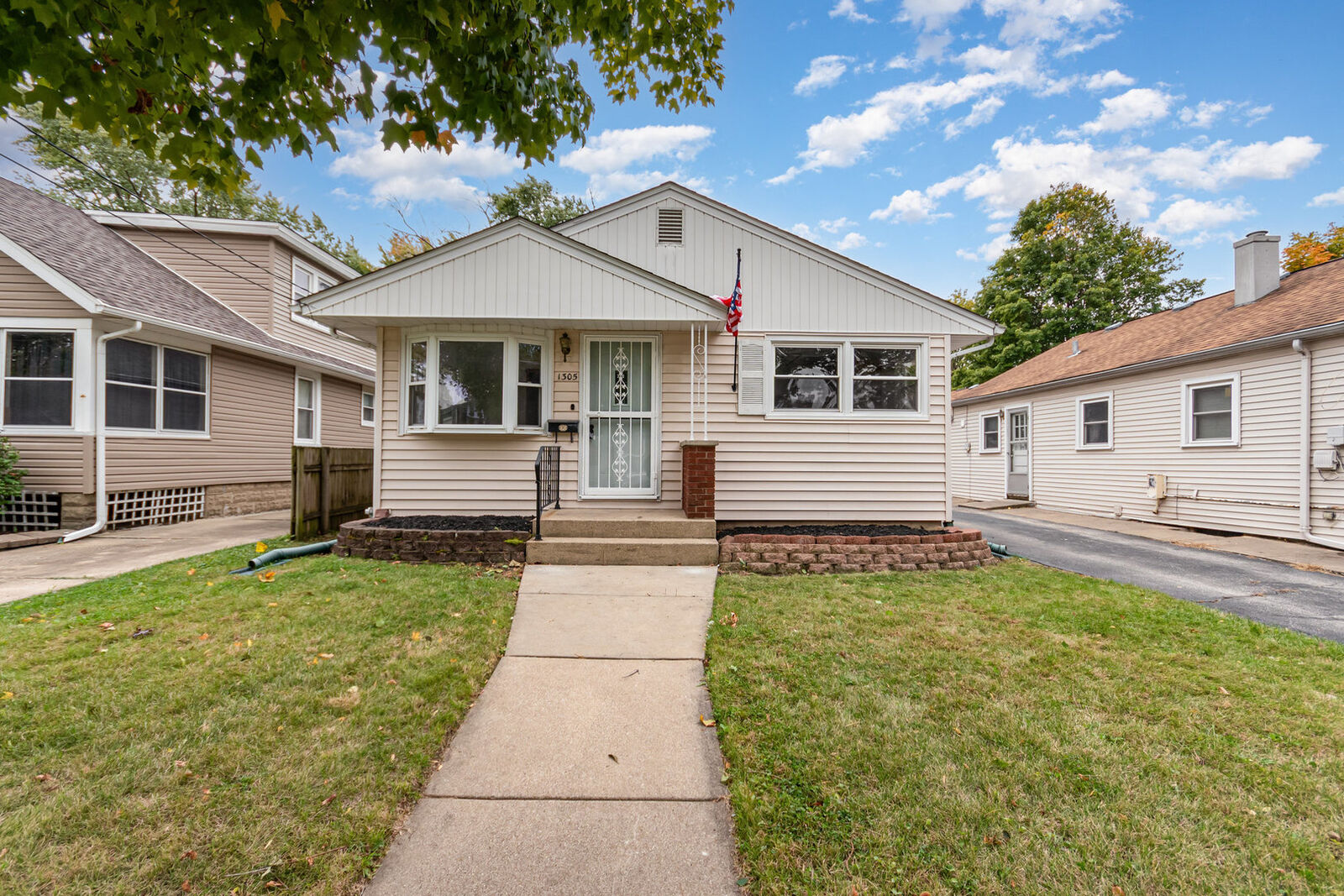 Property Photo:  1305 Superior Street  IL 60505