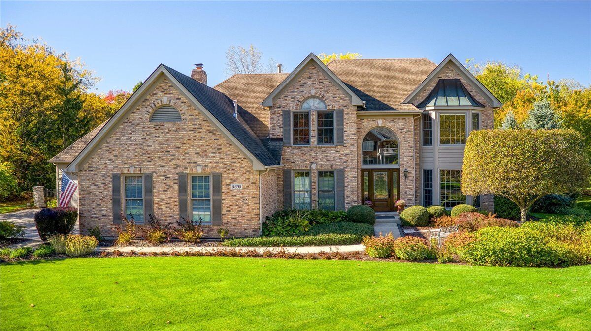 Property Photo:  3203 Greenwood Lane  IL 60175