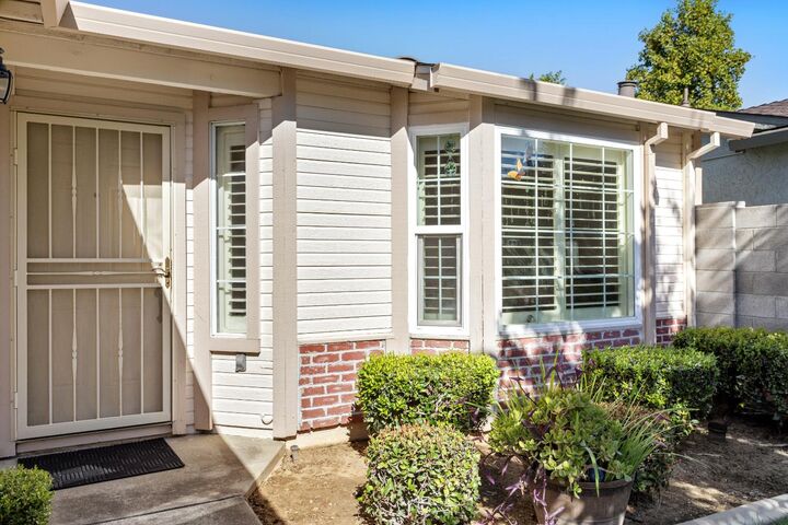 Property Photo: 7309 Sunleaf Lane CA 95828