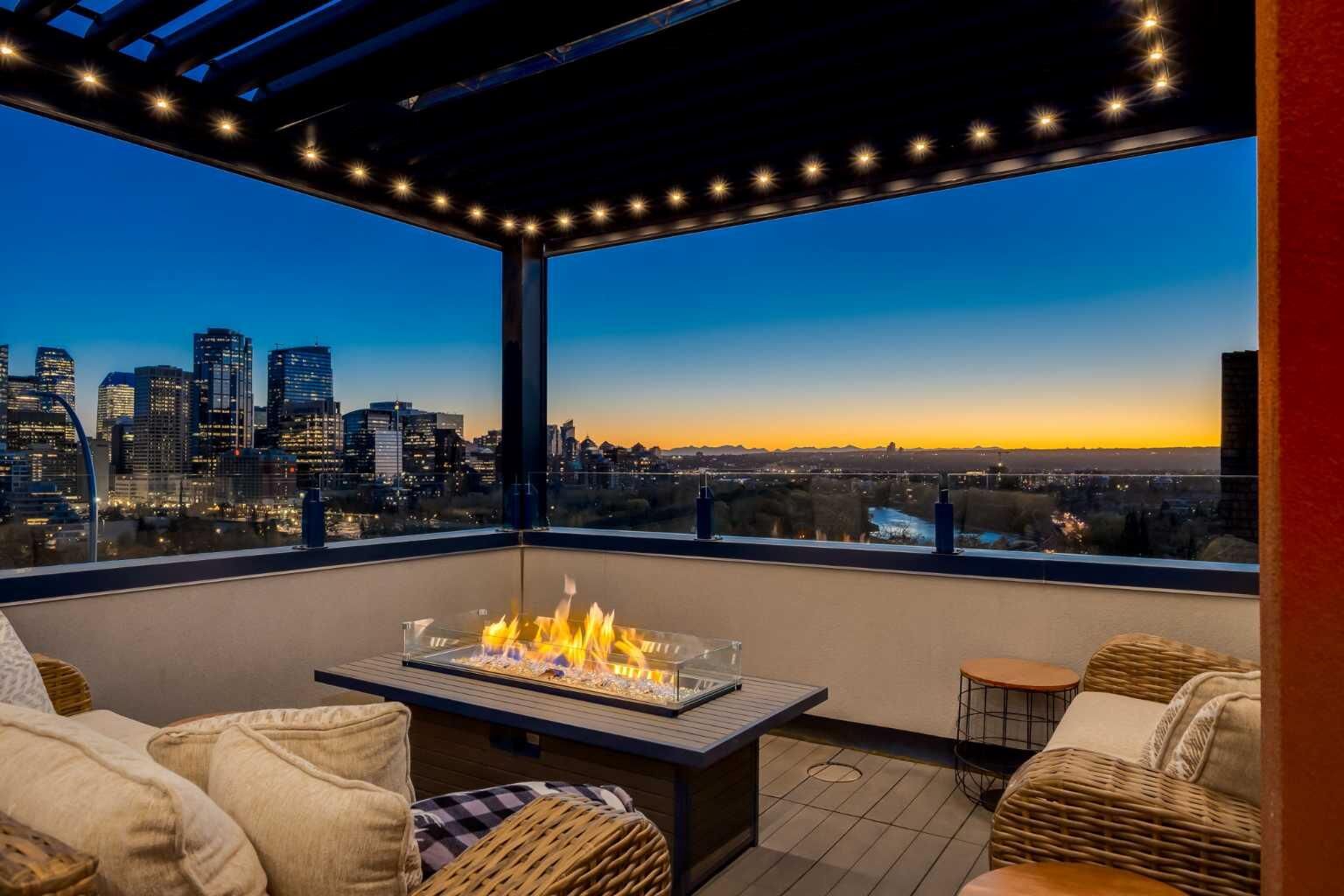 Property Photo:  134 6 Avenue NW  AB T2M 0A1 