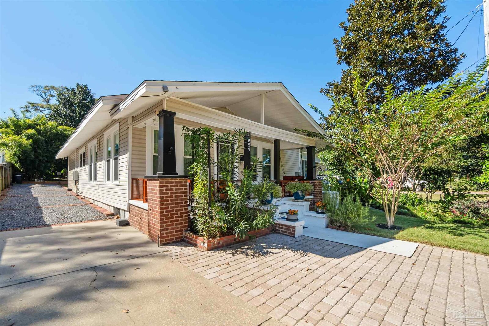 Property Photo:  1221 N 19th Ave  FL 32503 