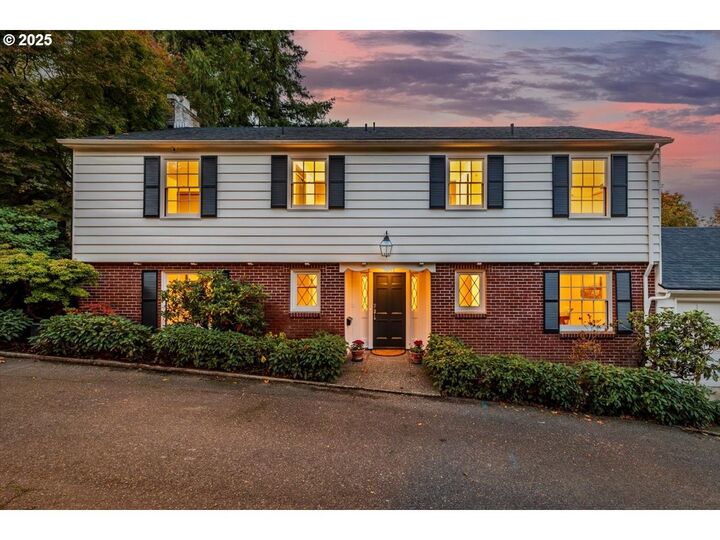 Property Photo:  3333 SW Heather Ln  OR 97201