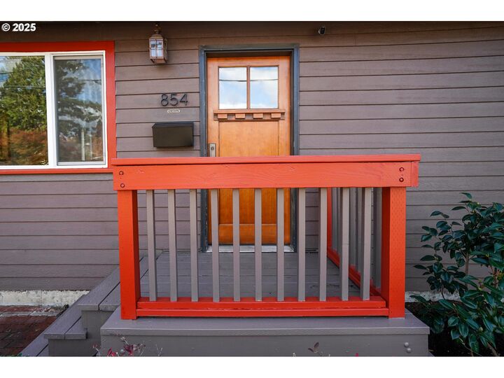 Property Photo: 854 N Baldwin St OR 97217