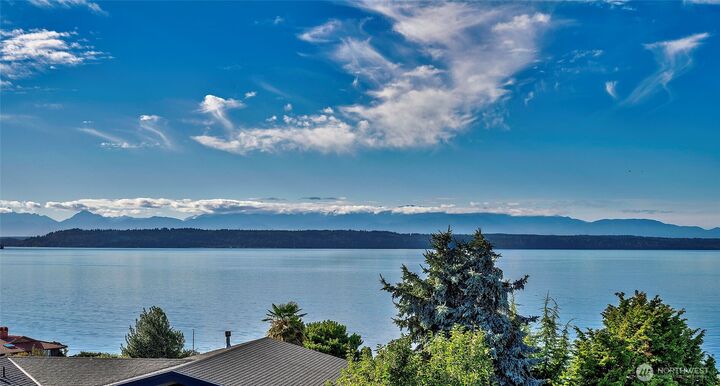 Property Photo:  1611  9th Avenue N  WA 98020