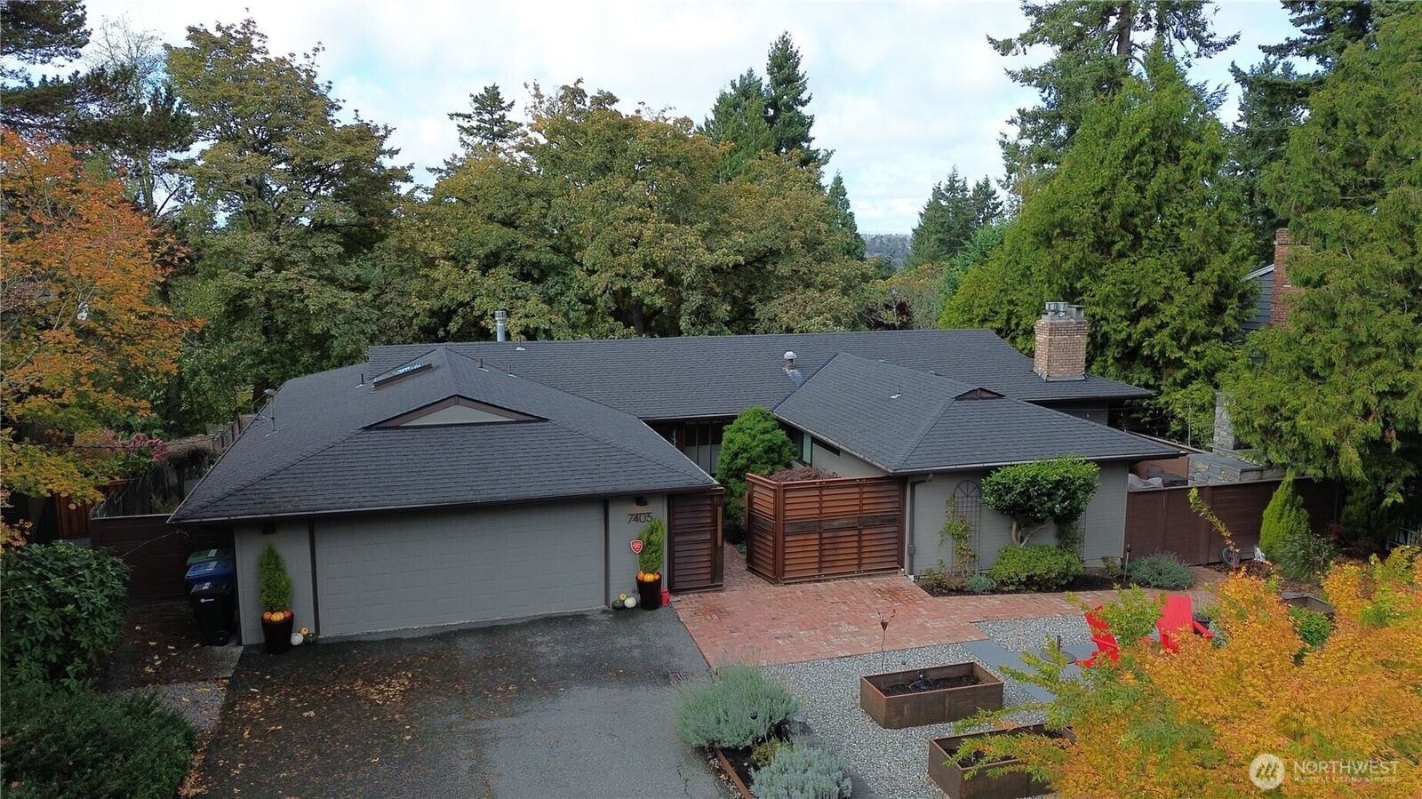 Property Photo: 7405 78th Avenue SE WA 98040