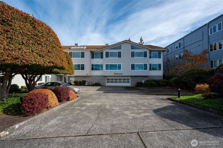 Property Photo: 233 3rd Avenue S 304 WA 98020