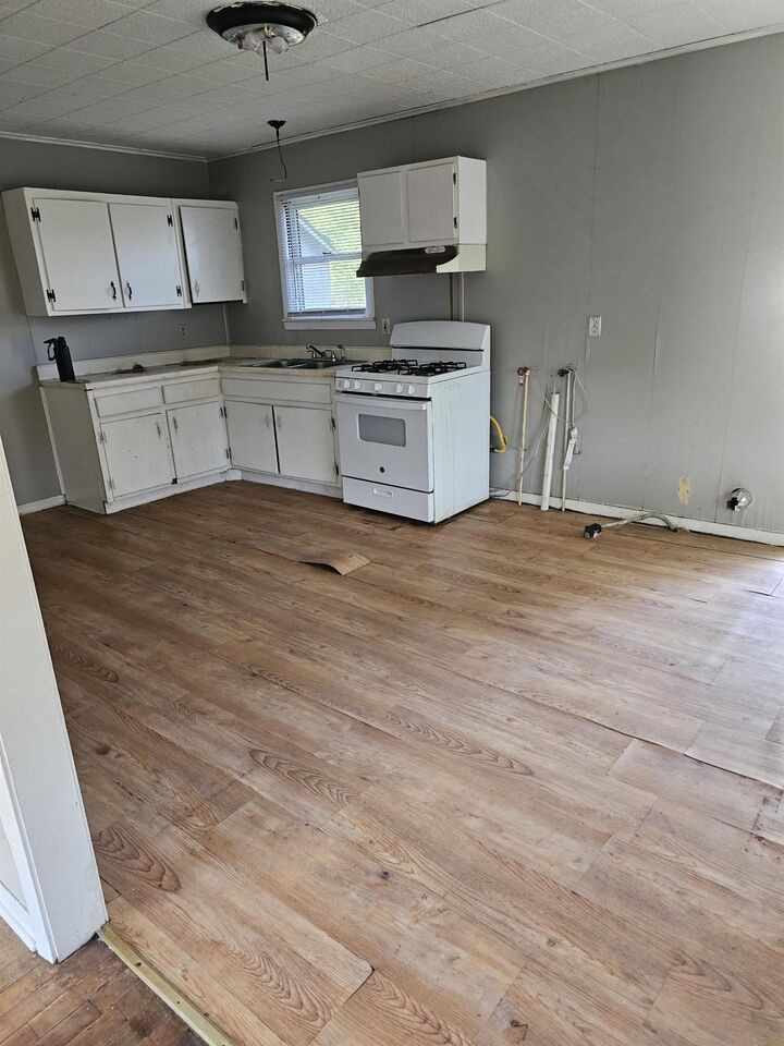 Property Photo:  570 Anchor St.  TX 77705