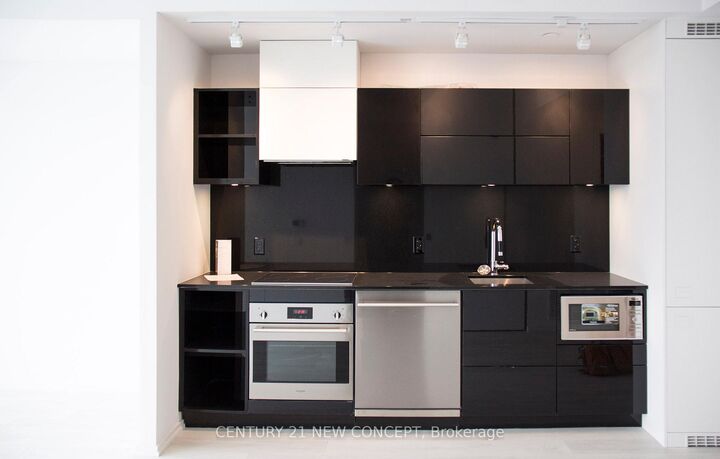 Property Photo:  125 Peter Street 2204  ON M5V 0M2