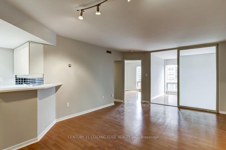 Photo de la propriété:  1001 Bay Street 811  ON M5S 3A6