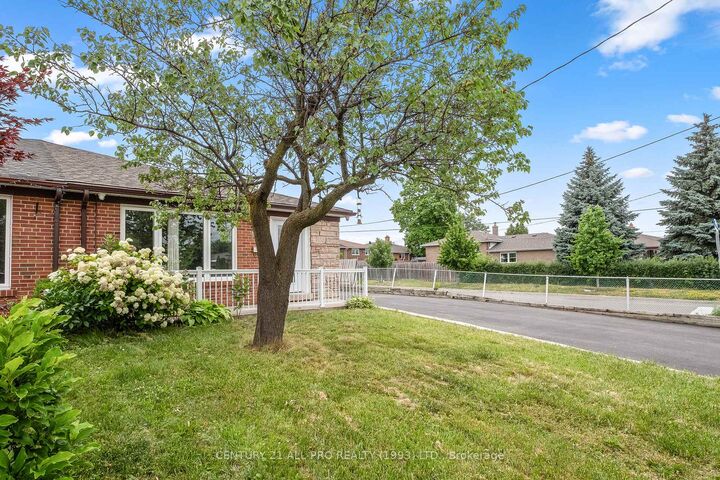 Property Photo:  84 Goldsboro Road  ON M9L 1A7