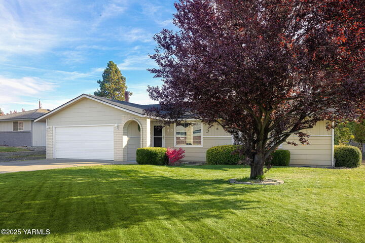 Property Photo: 415 S 81st Ave WA 98908