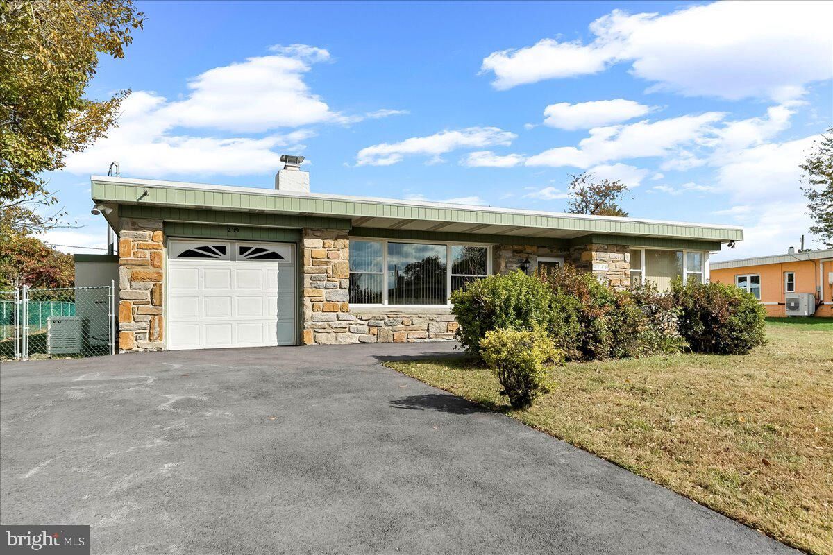 Property Photo:  2119 Boxwood Drive  PA 19008