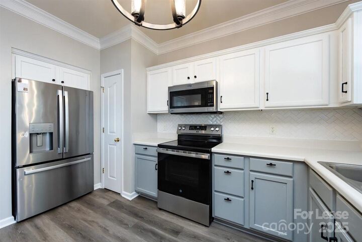 Property Photo:  4811 Sunburst Lane  NC 28213 