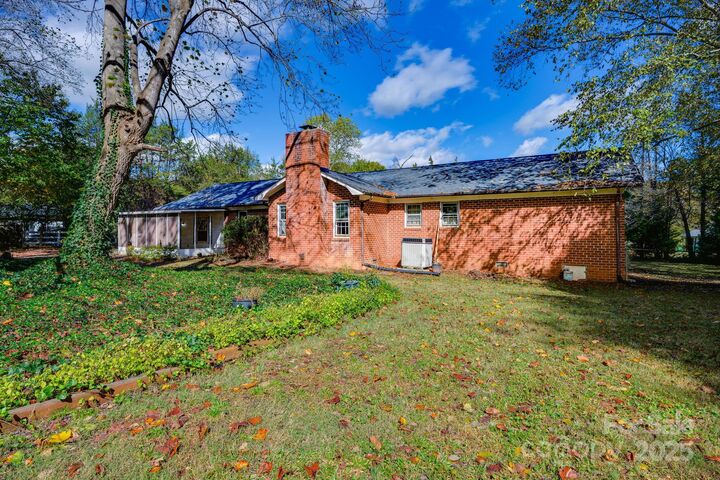 Property Photo:  307 Heather Lane  NC 28120 