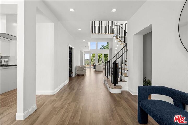 Property Photo:  12303 Ridge Cir  CA 90049