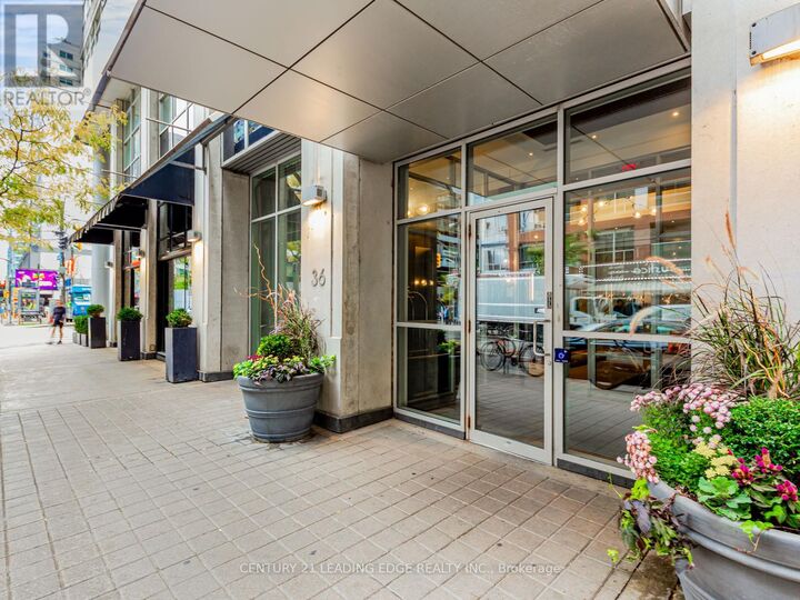 Property Photo:  36 Blue Jays Way 914  ON M5V 0L7 