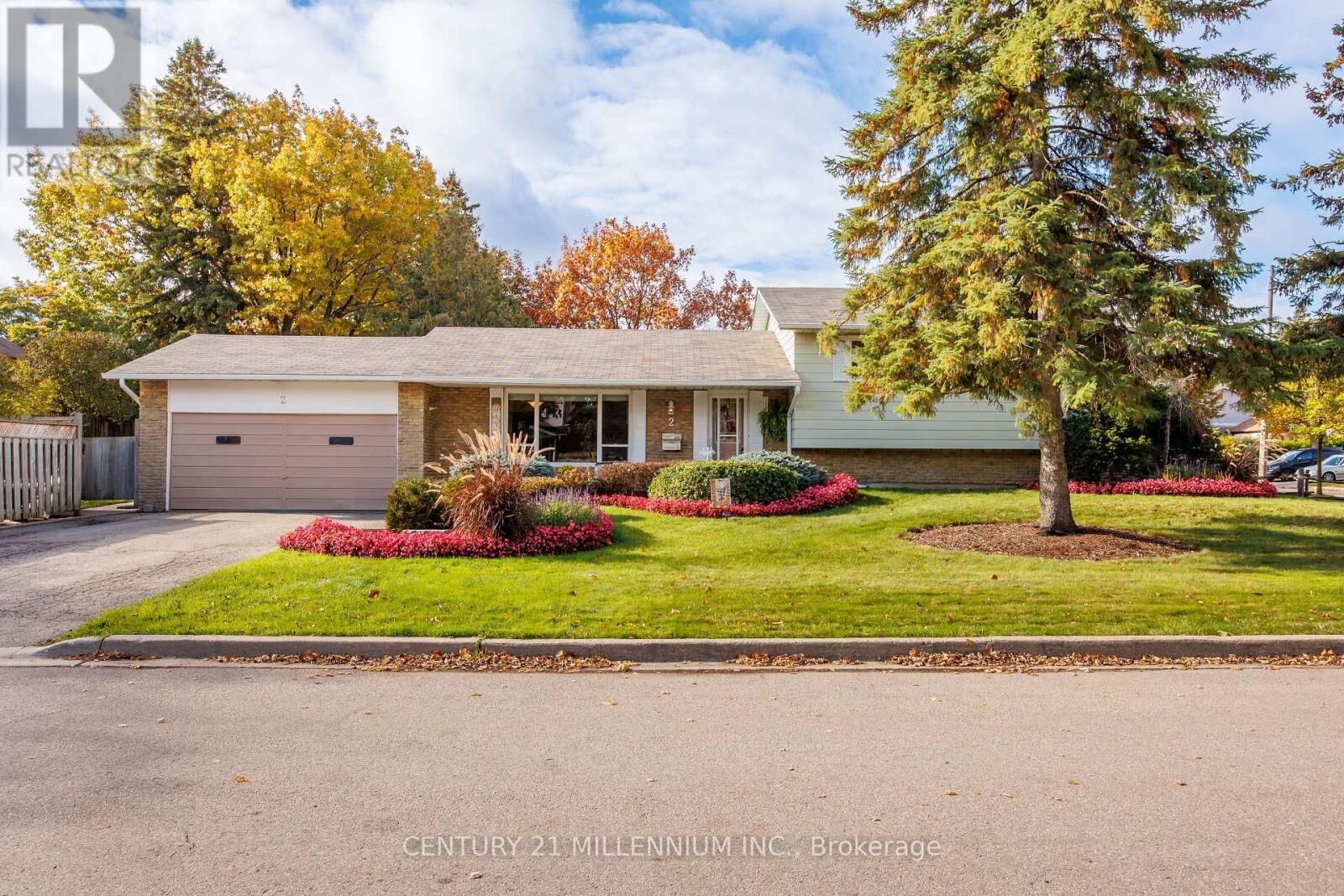 Photo de la propriété:  2 Pine Cliff Drive  ON L5N 1E1