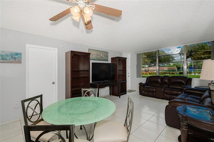 Property Photo:  1300 Saint Charles Pl # L20 Pembroke Pines L20  FL 33026