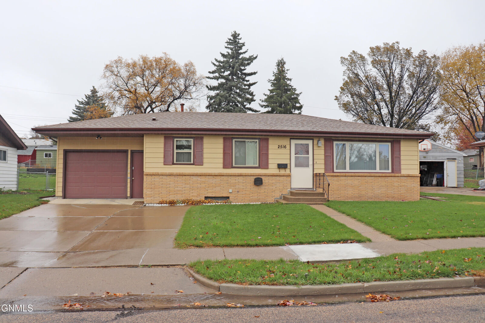 Property Photo:  2516 Kimberly Avenue  ND 58501