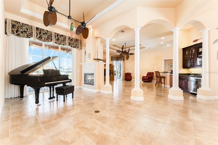 Property Photo: 825 Birdie Way FL 33572