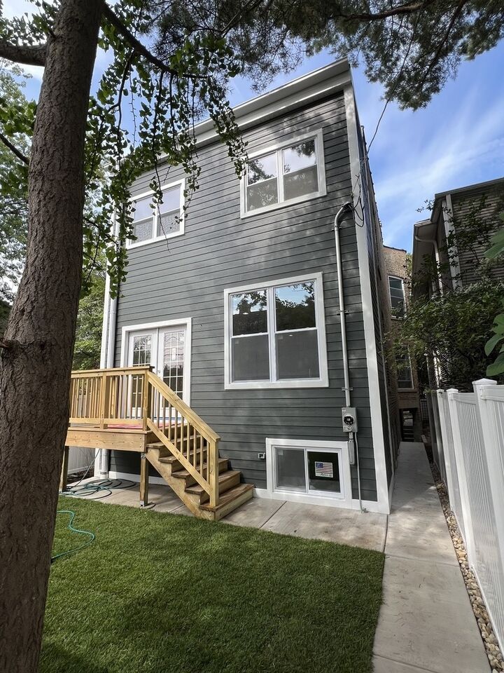 Property Photo:  2205 W Cullom Avenue  IL 60618