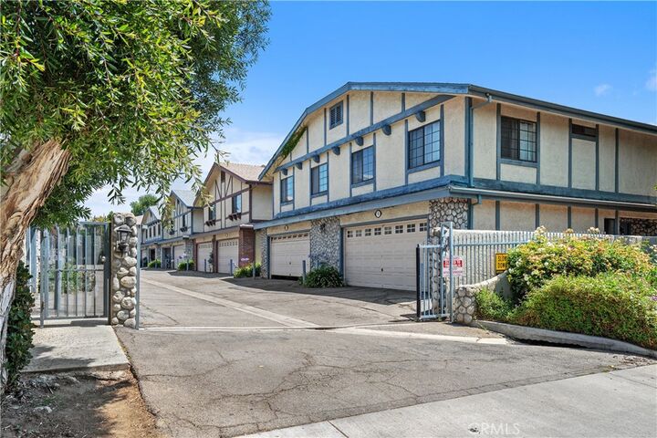 Property Photo:  18435 Keswick 10  CA 91335