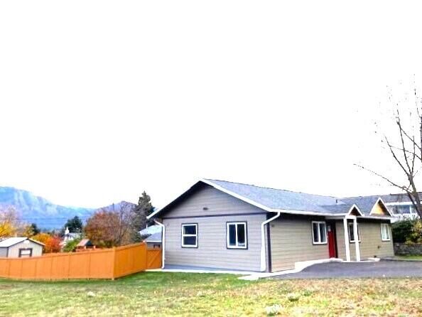 Property Photo:  902 N West St  WA 99109